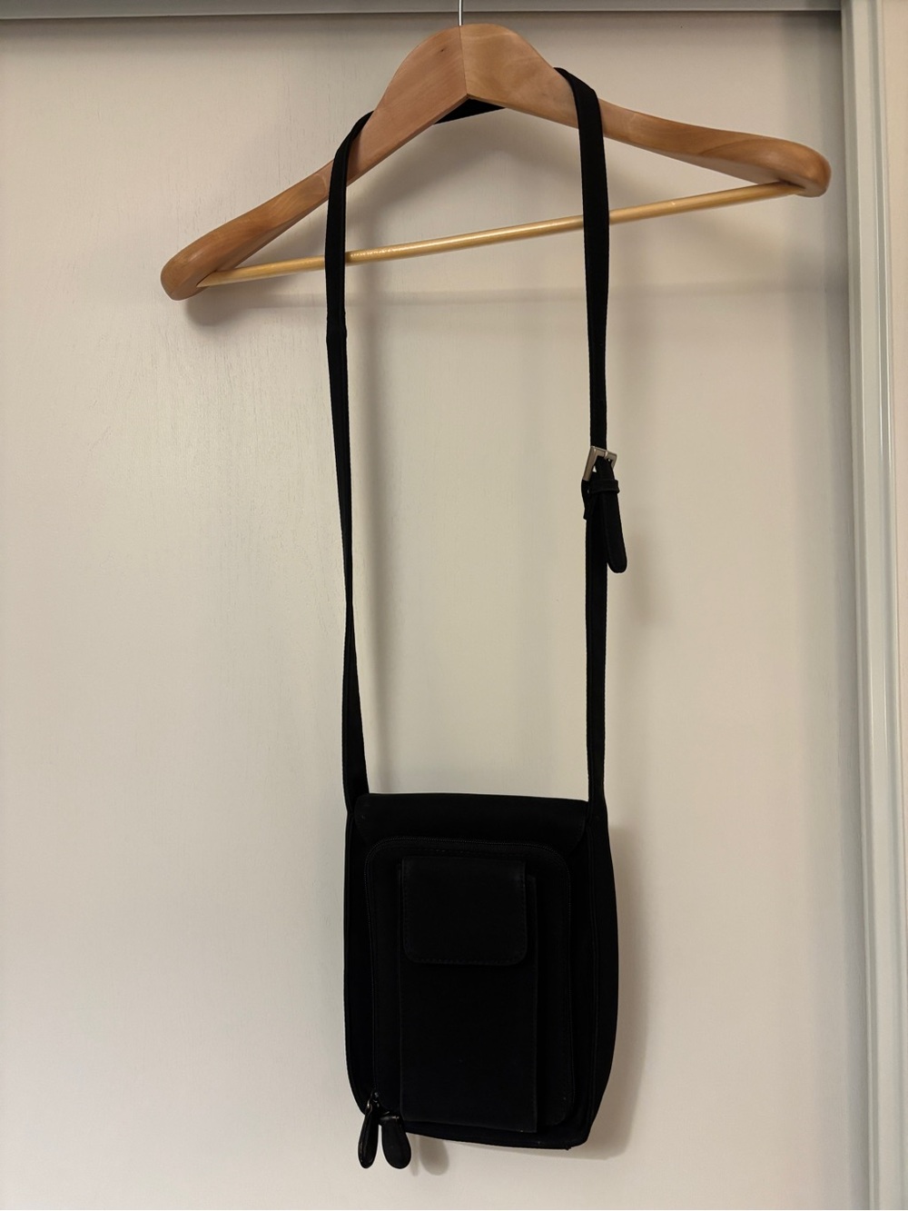 HOBO Black Compact Crossbody Bag Nylon Medium Organizer 90s Minimalist Travel - Picture 3 of 16